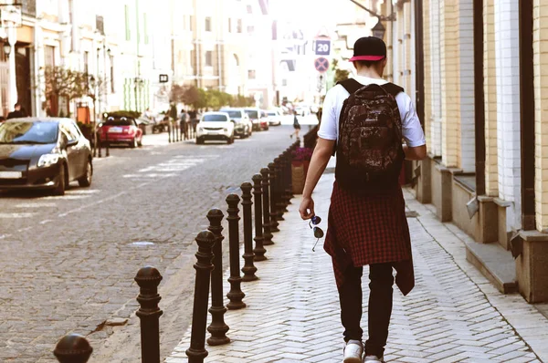 Jovem caminhando pela rua da cidade — Fotografia de Stock