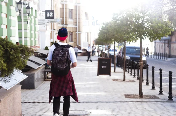 Joven caminando por la calle de la ciudad — Foto de Stock