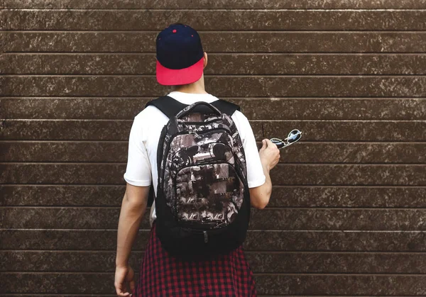 Tinédzser egy hátizsák állt, a fal mellett — Stock Fotó