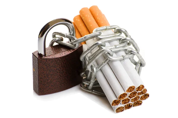 Pack de cigarettes et un cadenas avec chaîne. concept arrêter de fumer — Photo