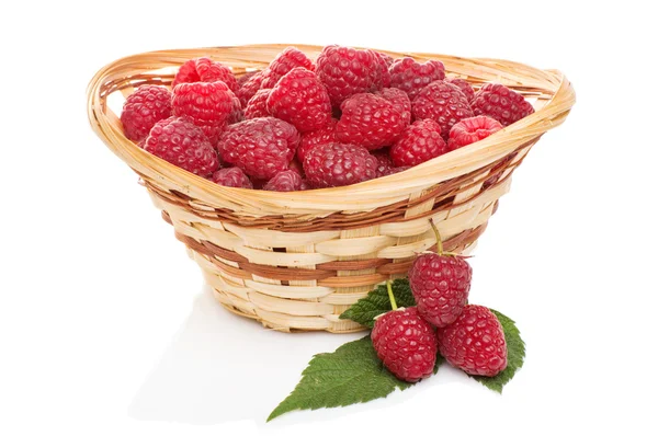 Reife Himbeeren im Korb mit Minze auf Weiß — Stockfoto