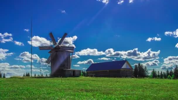 Zonnige bewolkt weer Windmill windmolen — Stockvideo