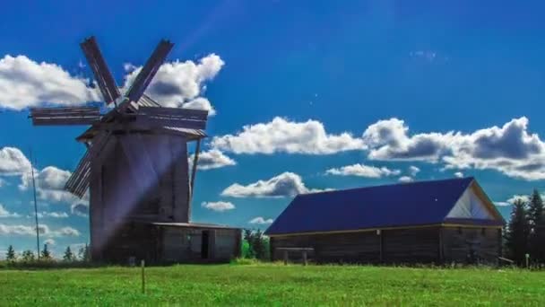 Zonnige bewolkt weer Windmill windmolen — Stockvideo