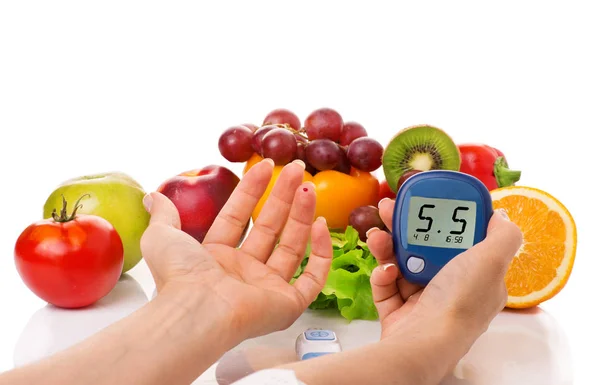 Glucometer voor glucose niveau en gezonde biologische voeding op een witte achtergrond. Diabetes concept — Stockfoto