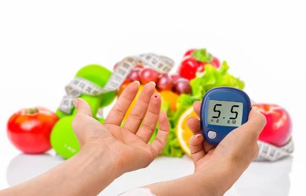 Glucometer voor glucose niveau en gezonde biologische voeding op een witte achtergrond. Diabetes concept — Stockfoto