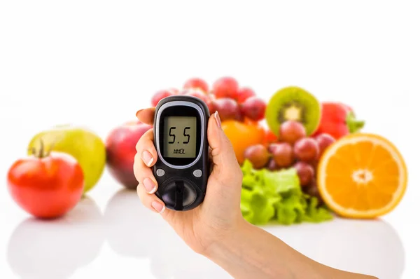 Glukometer für Glukosespiegel und gesunde Biolebensmittel auf weißem Hintergrund. Diabetes-Konzept — Stockfoto