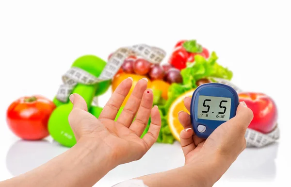 Glucomètre pour le taux de glucose et les aliments biologiques sains sur fond blanc. Concept de diabète — Photo