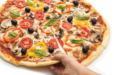 Jambonlu, biberli ve zeytinli pizza