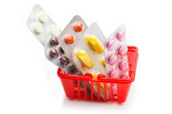 Carro de la compra con pastillas y medicamentos aislados en blanco — Foto de Stock