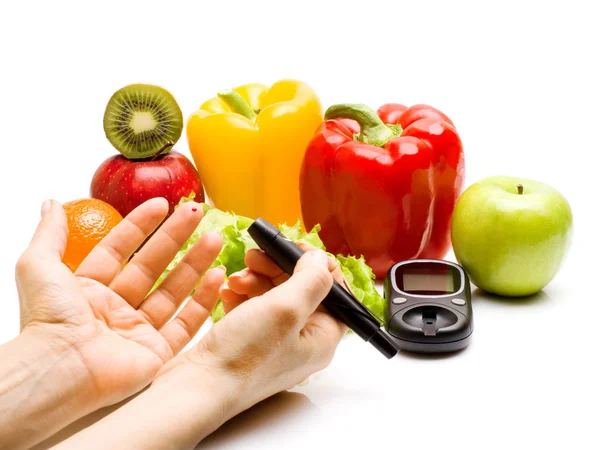 Glucometro. frutta fresca, concetto di diabete, dimagrimento, alimentazione sana e rafforzamento dell'immunità — Foto Stock