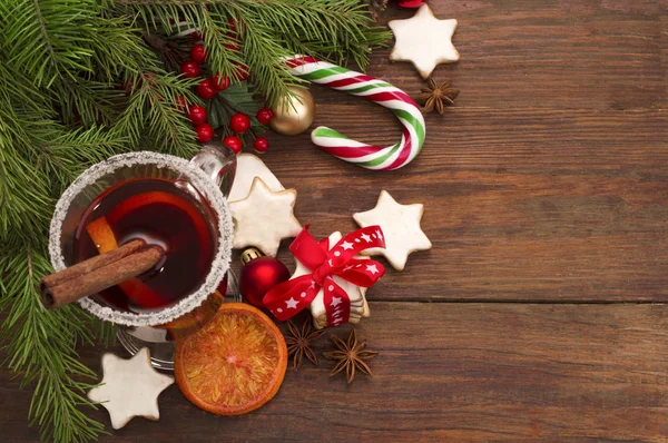 Kerst warme wijn, koekjes, kruiden en ornamenten — Stockfoto