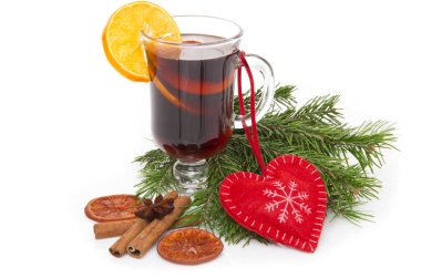 Cam tarçın çubuğu, Noel ağacı ve beyaz izole kalp mulled şarap