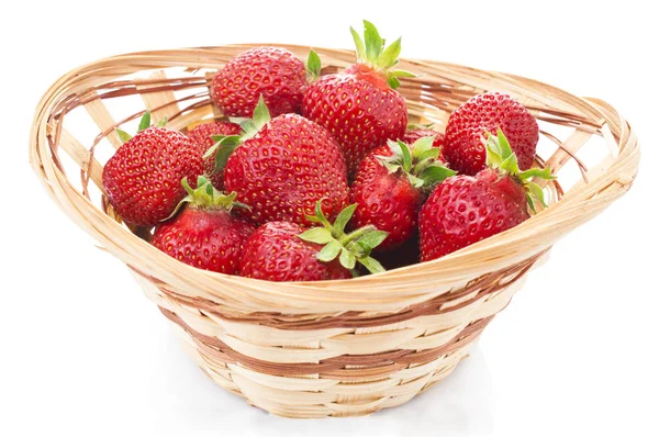 Rote frische Erdbeere in einer Schüssel auf weißem Hintergrund — Stockfoto