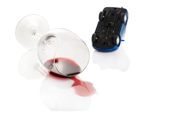 Vända bilen och glas vin. inte dricker körning — Stockfoto