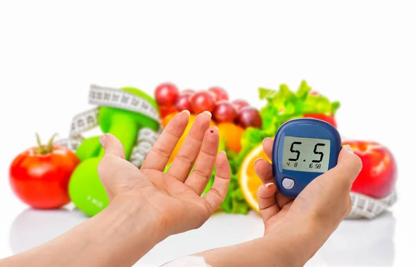 Glucometer voor glucose niveau en gezonde biologische voeding op een witte achtergrond. Diabetes concept — Stockfoto