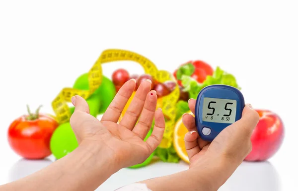 Glucosímetro para niveles de glucosa y alimentos orgánicos saludables sobre un fondo blanco. Concepto de diabetes — Foto de Stock