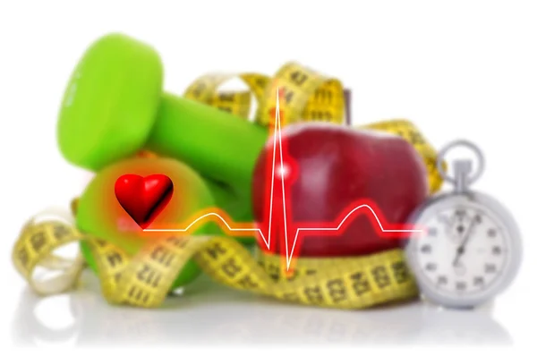 ダンベル、赤いリンゴ、測定テープ概念健康的なライフ スタイルの背景に心電図 — ストック写真