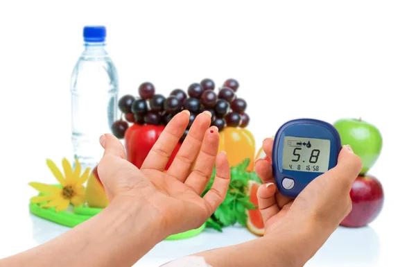 Glicosímetro para o nível de glicose e alimentos orgânicos saudáveis em um fundo branco. Conceito de diabetes — Fotografia de Stock