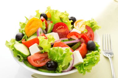 Taze sebze salatası beyaz arkaplanda izole edilmiş.