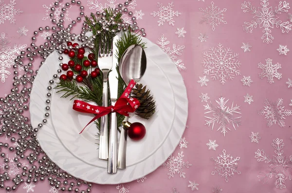 Weihnachtstisch gedeckt mit Tannenzweigen, Schleife und Schleife. — Stockfoto