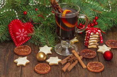 Noel mulled şarap, tanımlama bilgileri, baharatlar ve süs eşyaları