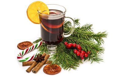 Cam tarçın çubuğu, Noel ağacı ve beyaz izole şeker mulled şarap