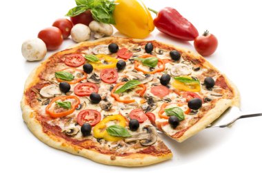 Jambonlu, biberli ve zeytinli pizza