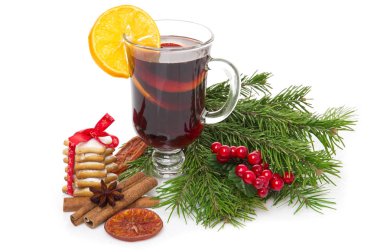 Cam tarçın çubuğu, Noel ağacı ve beyaz izole şeker mulled şarap