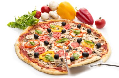Jambonlu, biberli ve zeytinli pizza