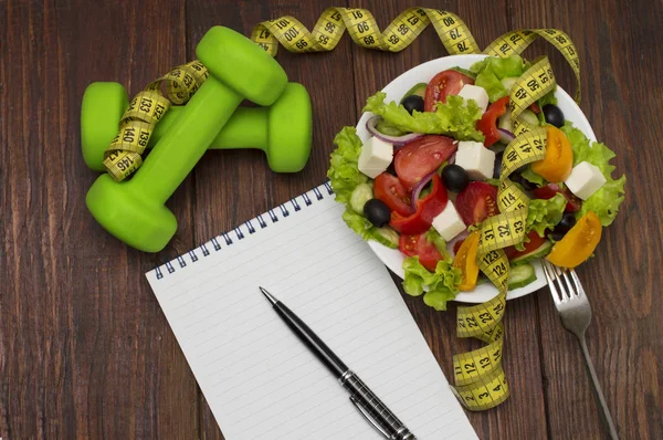 Halter, sebze salatası ve rustik ahşap masa kasette ölçme.