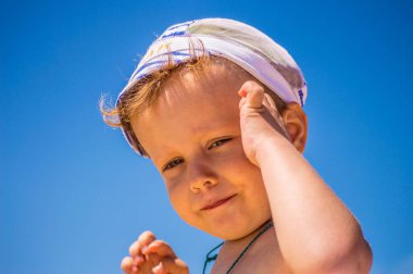 Deniz kenarında altın çimen çocuk portresi