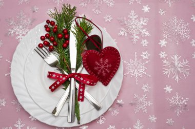 Noel tablo yer ayarını Çamın dalları, şerit ve yay.
