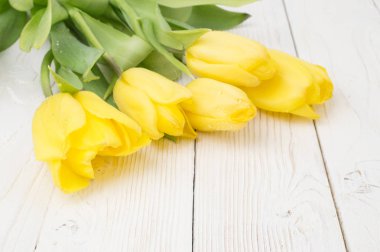 Paskalya dekorasyon rustik ahşap gemide Lale buketi