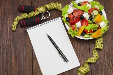 Halter, sebze salatası ve rustik ahşap masa kasette ölçme.