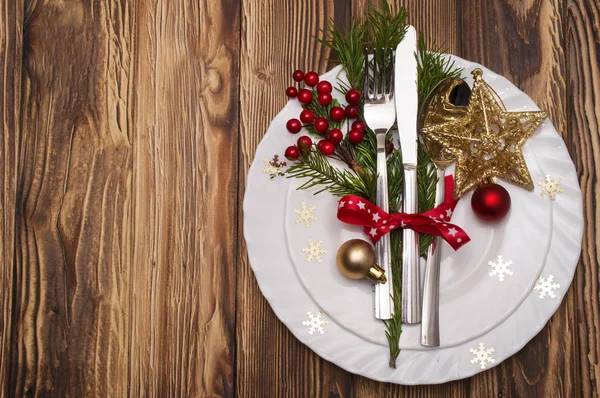 Weihnachtstisch gedeckt mit Tannenzweigen, Schleife und Schleife. — Stockfoto