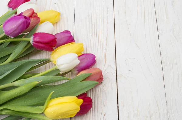 Bouquet di tulipani su tavola di legno rustico, decorazione pasquale — Foto Stock