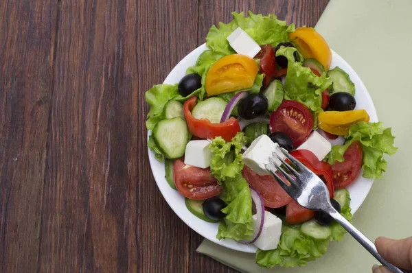 Taze sebze salatası beyaz arkaplanda izole edilmiş.