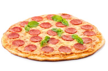 pepperoni pizza, beyaz zemin üzerine izole