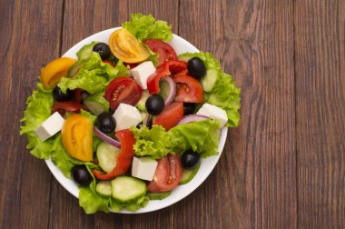 Taze sebze salatası beyaz arkaplanda izole edilmiş.