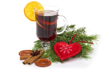 Cam tarçın çubuğu, Noel ağacı ve beyaz izole kalp mulled şarap