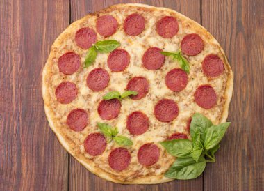 pepperoni pizza, beyaz zemin üzerine izole