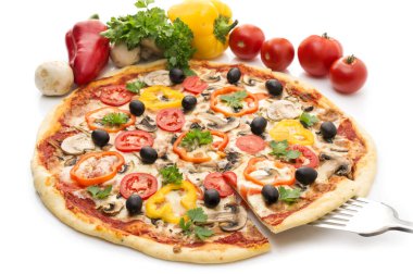 Jambonlu, biberli ve zeytinli pizza