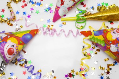 Karnaval parti için tebrik kartı. şapka ve beyaz zemin üzerine mumlar.