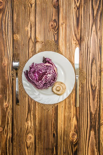 Hortalizas en el plato una mesa de madera —  Fotos de Stock