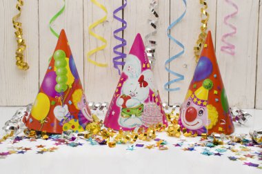 Karnaval parti için tebrik kartı. şapka ve beyaz zemin üzerine mumlar.