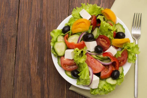 Taze sebze salatası beyaz arkaplanda izole edilmiş.