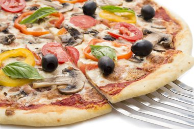 Jambonlu, biberli ve zeytinli pizza