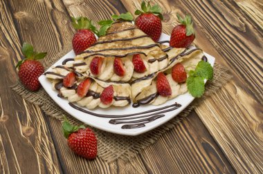 Krep muz ve çilek ile