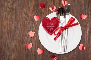 Tablo Sevgililer günü kutlama için ayarla. Kırmızı kalpli ahşap yer ayarı .