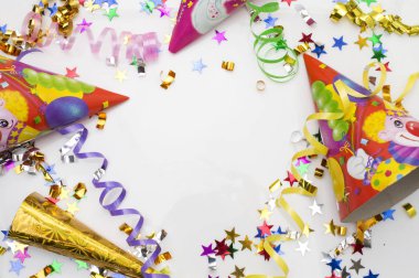 Karnaval parti için tebrik kartı. şapka ve beyaz zemin üzerine mumlar.